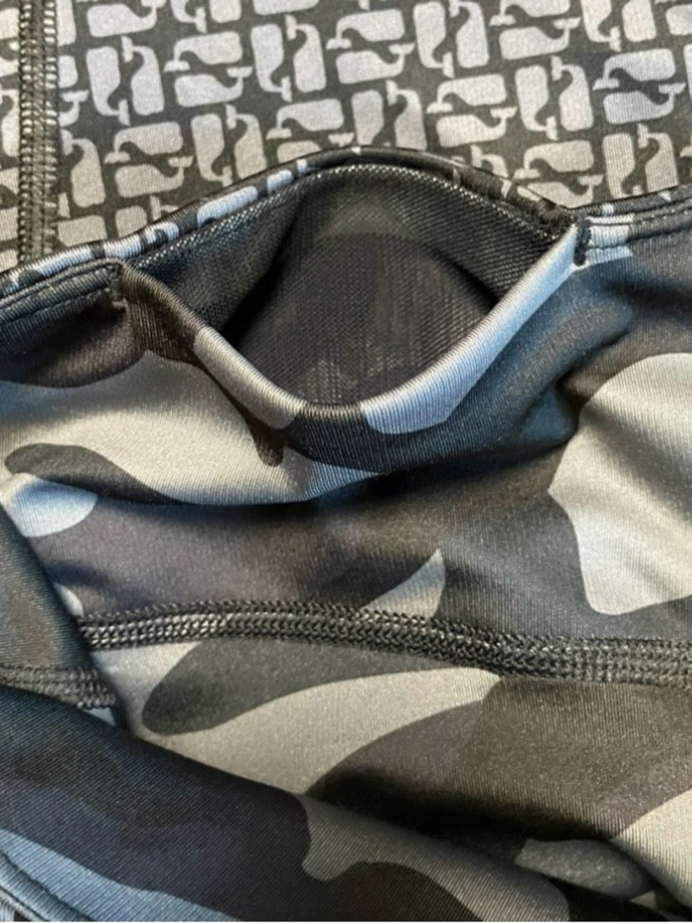 Vineyard Vines Reversible Camo Performance Yoga Leggings - Picture 7 of 8